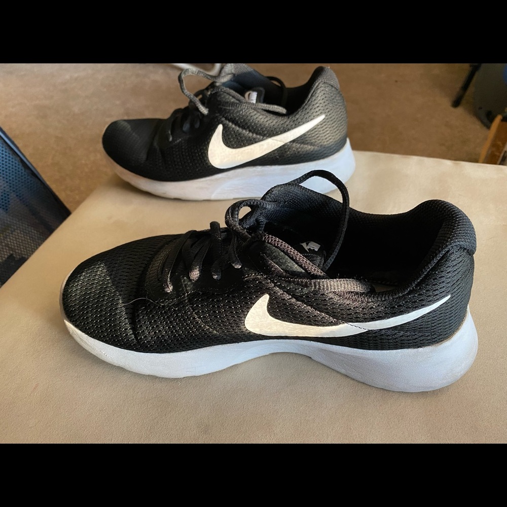 Women’s Size 7 Wide Nike Tanjun Black